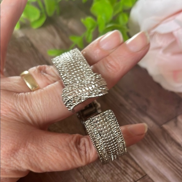 Chic Silver Textured Bracelet - Picture 5 of 10